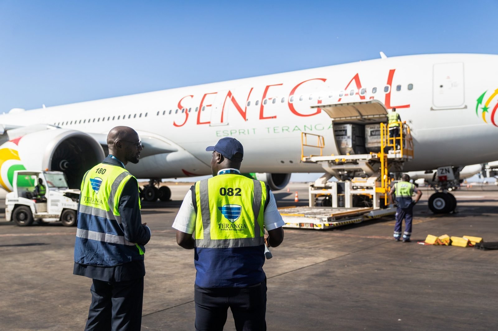 Équipe TSA sur le tarmac de l’aéroport